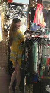 性感黄裙长腿少妇