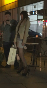 街拍黑丝高跟灰裙少妇