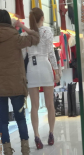 性感白裙包臀少妇