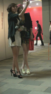 街拍两小少妇爱自拍