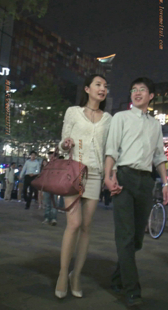 靓丽白裙长腿少妇