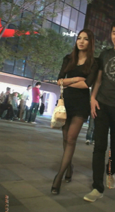 街拍黑丝细高跟少妇心情好