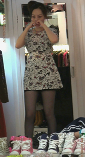 白裙黑丝少妇买鞋子