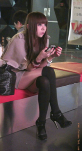 丝袜小妹玩手机