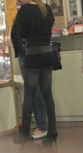 服装店包臀紧身少妇