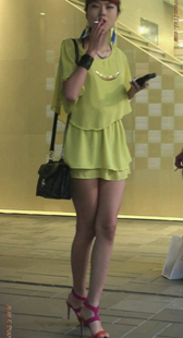 花裙高跟长腿少妇抽烟