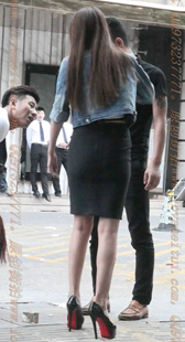 黑色超高跟的美腿翘臀少妇