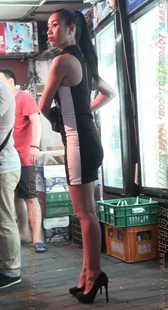 黑色超高跟的紧身裙翘臀骚货勾引老外