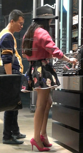 红色性感高跟鞋的超短裙少妇