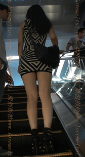 花纹包臀的凉高跟大屁股骚货