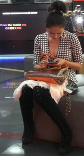 低胸的性感美胸少妇