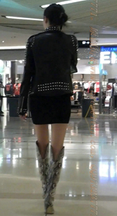 蛇纹长靴美腿骚货和闺女换鞋