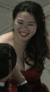 红色礼服低胸爆乳的丰满骚货拍结婚照