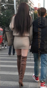 咖啡色高靴米色包臀的美腿MM