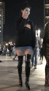 黑亮靴超短热裤的美腿MM