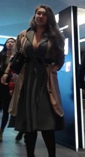 大家目测下这个爆乳的罩杯有多大啊