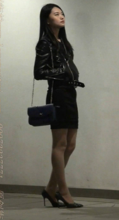 银色细高跟的肉丝美腿骚货诱惑老外