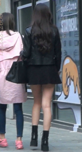 黑色超短裙的大长腿骚MM