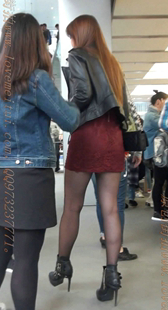 红色包臀黑色超高跟的黑丝美腿骚妇