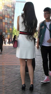 白色超短裙黑色高跟的美腿MM