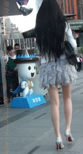 白色铆钉高跟鞋的超短裙美腿肉丝骚货