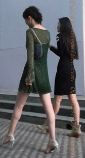 绿色超短裙的凉高跟少妇发现拍她了