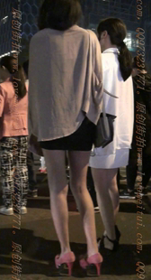 短裙美腿的红色高跟MM