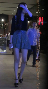 超短裙MM的腿又直又长啊