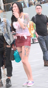 超短红色皮包臀的丰满纹身少妇