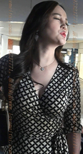 低胸的妖艳少妇