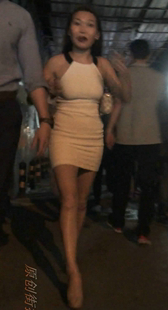 白色包臀的高跟美臀骚货