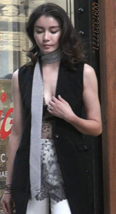 低胸的气质模特在拍广告