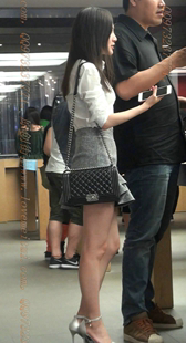 这位短裙美腿少妇的气质像不想徐静蕾