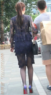 紫色蕾丝透明包臀的高跟骚妇