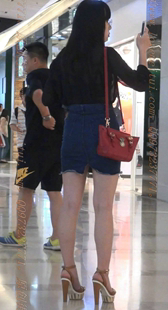 紧身牛仔裙的丰满眼镜MM