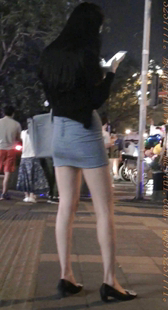 蓝色牛仔紧身超短裙的美腿少妇