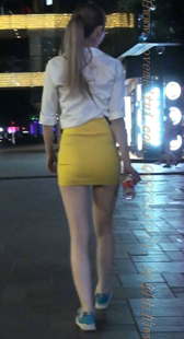 黄色超短包臀的气质MM裙子短的能看到屁股了