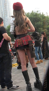 渔网丝袜的骚货超短裙穿这么短