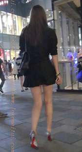 银色性感高跟黑色超短裙的美腿MM