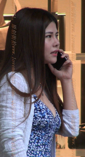 低胸爆乳的小姐姐被大哥直勾勾的盯着大胸看啊