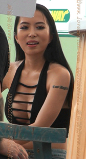 低胸爆乳小热裤露屁股的性感小姐姐