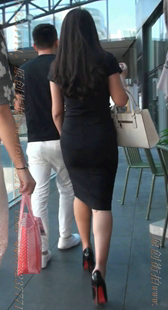 黑色低胸的封面大骚货