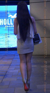 白色包臀银色凉高跟的美腿小姐姐