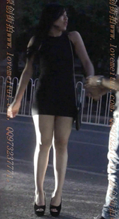 黑色包臀的超高跟骚货勾引老外了