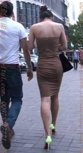 棕色紧身群的MM是不是没有穿内衣呢