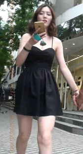 吊带低胸的爆乳小姐姐