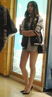 灰色包臀黑色性感高跟的美腿小姐姐