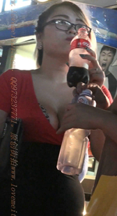 低胸爆乳的眼睛骚货