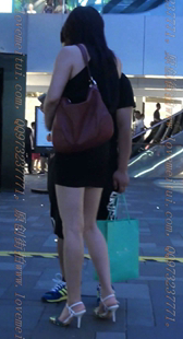 黑色包臀的凉高跟丰满少妇