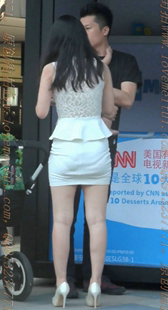 白色包臀白色高跟的美腿少妇